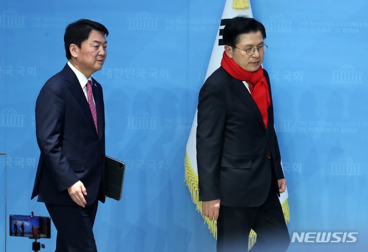 [서울=뉴시스] 고범준 기자 = 국민의힘 전당대회를 하루 앞둔 안철수, 황교안 국민의힘 당대표 후보가 7일 오후 서울 여의도 국회 소통관에서 공동 기자회견을 하기 위해 들어서고 있다. 2023.03.07. bjko@newsis.com