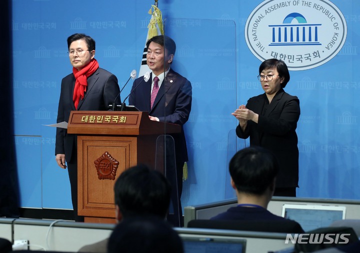 [서울=뉴시스] 고범준 기자 = 국민의힘 전당대회를 하루 앞둔 안철수, 황교안 국민의힘 당대표 후보가 7일 오후 서울 여의도 국회 소통관에서 공동 기자회견을 하고 있다. 2023.03.07. bjko@newsis.com