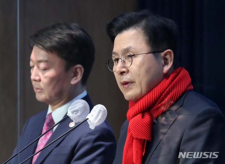 [서울=뉴시스] 고범준 기자 = 국민의힘 전당대회를 하루 앞둔 안철수, 황교안 국민의힘 당대표 후보가 7일 오후 서울 여의도 국회 소통관에서 공동 기자회견을 하고 있다. 2023.03.07. bjko@newsis.com