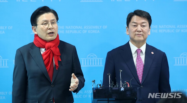 [서울=뉴시스] 고범준 기자 = 국민의힘 전당대회를 하루 앞둔 안철수, 황교안 국민의힘 당대표 후보가 7일 오후 서울 여의도 국회 소통관에서 공동 기자회견을 마치고 취재진 질문에 답변하고 있다. 2023.03.07. bjko@newsis.com