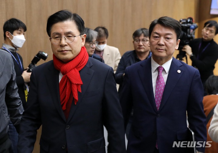 [서울=뉴시스] 고범준 기자 = 국민의힘 전당대회를 하루 앞둔 안철수, 황교안 국민의힘 당대표 후보가 7일 오후 서울 여의도 국회 소통관에서 공동 기자회견을 마치고 퇴장하고 있다. 2023.03.07. bjko@newsis.com