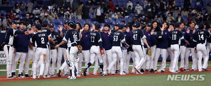 [오사카=뉴시스] 김선웅 기자 =&nbsp; 7일 일본 교세라 돔 오사카에서 열린 일본 프로야구팀 한신 타이거즈와 WBC 대한민국 대표팀의 경기, 7:4로 한신에 승리를 거둔 한국 대표팀 선수들이 승리의 기쁨을 나누고 있다. 2023.03.07. mangusta@newsis.com