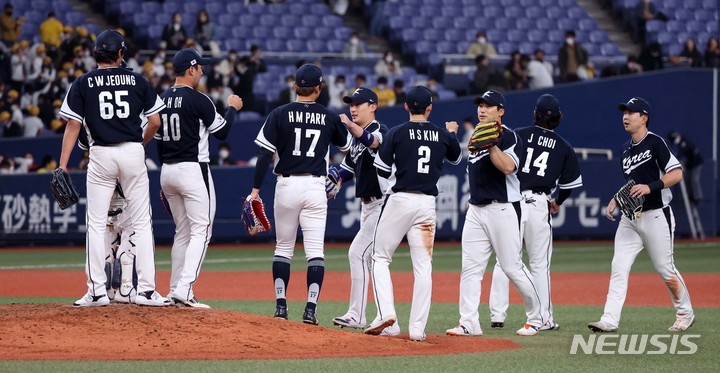[오사카=뉴시스] 김선웅 기자 =&nbsp; 7일 일본 교세라 돔 오사카에서 열린 일본 프로야구팀 한신 타이거즈와 WBC 대한민국 대표팀의 경기, 7:4로 한신에 승리를 거둔 한국 대표팀 선수들이 승리의 기쁨을 나누고 있다. 2023.03.07. mangusta@newsis.com