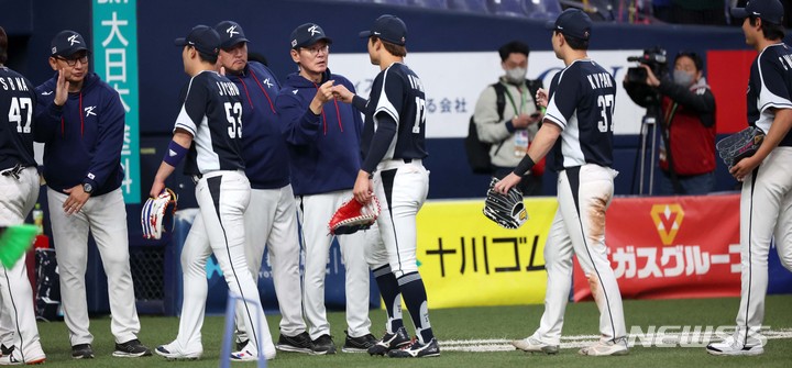 [오사카=뉴시스] 김선웅 기자 = 7일 일본 교세라 돔 오사카에서 열린 일본 프로야구팀 한신 타이거즈와 WBC 대한민국 대표팀의 경기, 7:4로 한신에 승리를 거둔 한국 대표팀 이강철 감독과 선수들이 승리의 기쁨을 나누고 있다. 2023.03.07. mangusta@newsis.com
