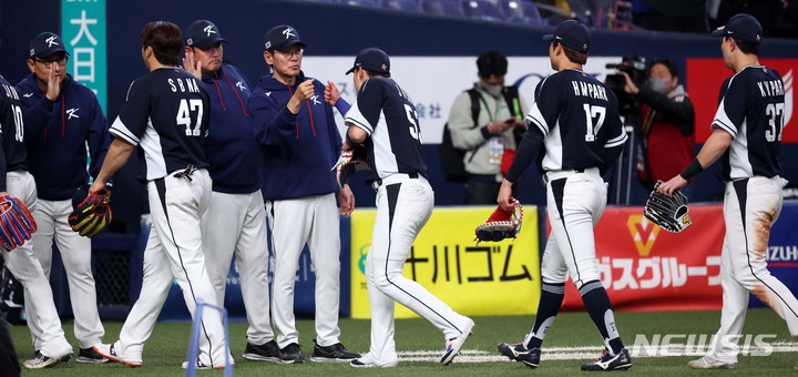 [오사카=뉴시스] 김선웅 기자 =&nbsp; 7일 일본 교세라 돔 오사카에서 열린 일본 프로야구팀 한신 타이거즈와 WBC 대한민국 대표팀의 경기, 7:4로 한신에 승리를 거둔 한국 대표팀 이강철 감독과 선수들이 승리의 기쁨을 나누고 있다. 2023.03.07. mangusta@newsis.com