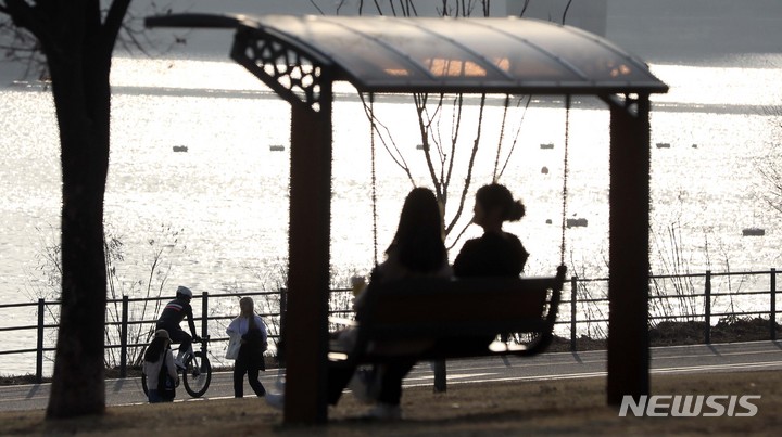 [서울=뉴시스] 최진석 기자 = 완연한 봄날씨가 이어지는 7일 오후 서울 한강공원뚝섬지구에서 시민들이 휴식을 취하고 있다. 2023.03.07. myjs@newsis.com