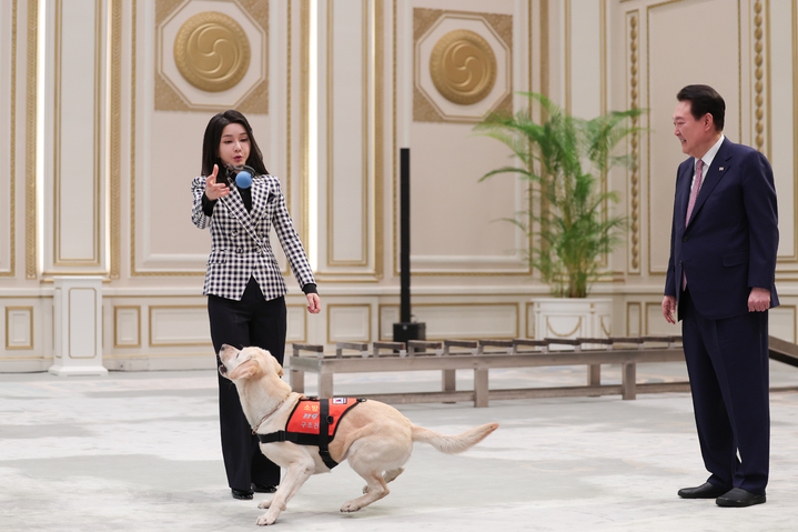 [서울=뉴시스] 윤석열 대통령 부인 김건희 여사가 7일 청와대 영빈관에서 열린 튀르키예 지진 파견 구조견 격려 행사에서 119구조견 티나와 함께 구조 시연을 참여하고 있다. (사진=대통령실 제공) 2023.03.07. photo@newsis.com *재판매 및 DB 금지