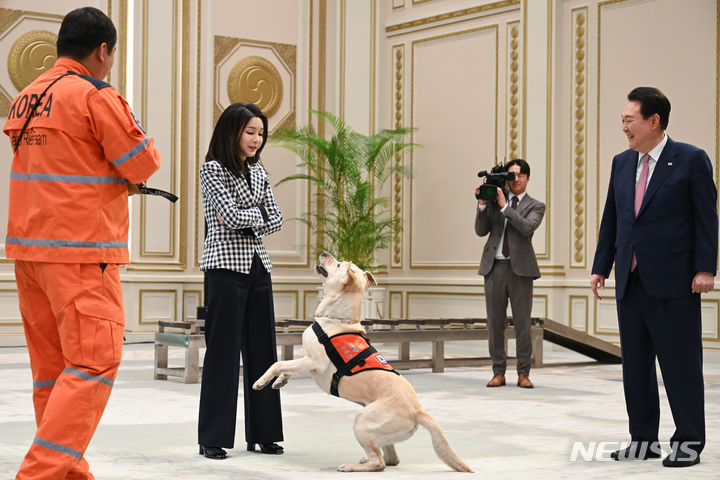 [서울=뉴시스] 윤석열 대통령과 부인 김건희 여사가 7일 청와대 영빈관에서 열린 튀르키예 지진 파견 구조견 격려 행사에서 119구조견들의 시연을 참관하고 있다. (사진=대통령실 제공) 2023.03.07. photo@newsis.com *재판매 및 DB 금지