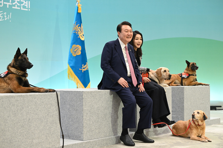 [서울=뉴시스] 윤석열 대통령과 부인 김건희 여사가 7일 청와대 영빈관에서 열린 튀르키예 지진 파견 구조견 격려 행사에서 119구조견들의 시연을 참관하고 있다. (사진=대통령실 제공) 2023.03.07. photo@newsis.com *재판매 및 DB 금지