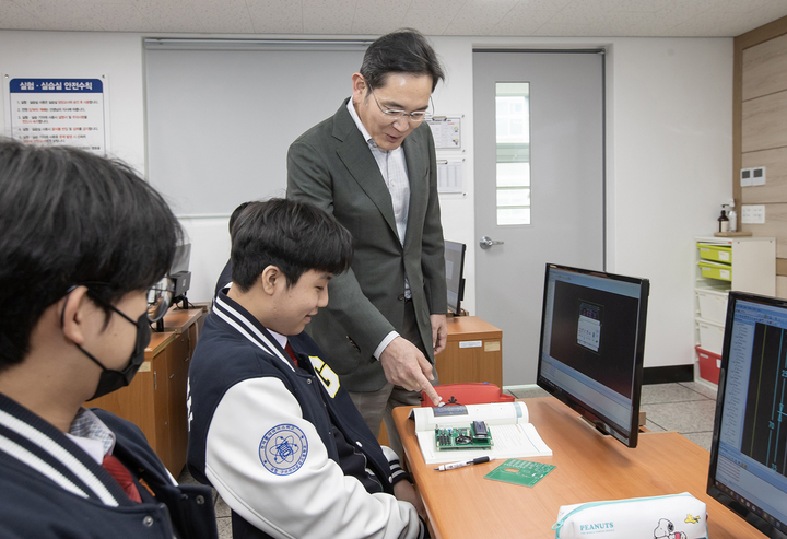 [서울=뉴시스] 조수정 기자 = 이재용 삼성전자 회장이 7일 경북 구미시 구미전자공업고등학교를 방문해 수업을 참관하고 학생들과 대화를 나누고 있다. (사진=삼성전자 제공) 2023.03.07.photo@newsis.com *재판매 및 DB 금지