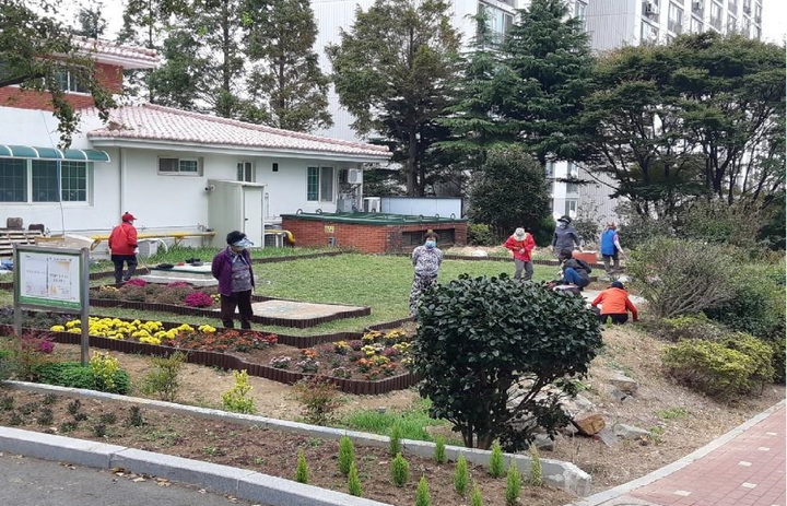 [부산=뉴시스] 부산 영도구 주공아파트에서 꽃 식재 작업이 진행되고 있다. (사진=부산시청 제공) *재판매 및 DB 금지