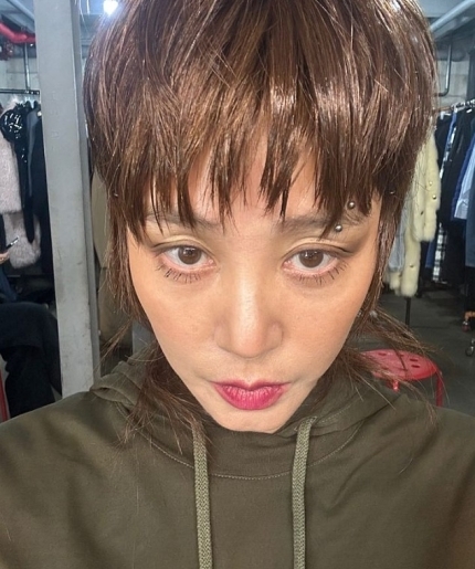 김성령 맞아?…숏컷에 눈썹 피어싱 '깜짝'