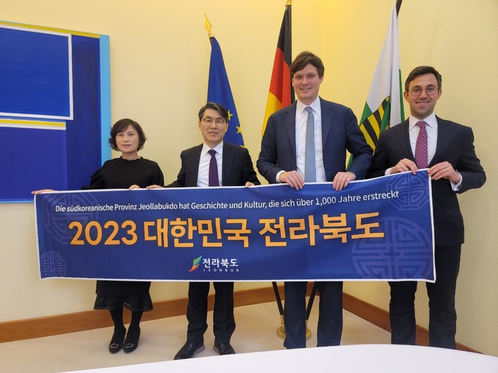 [전주=뉴시스] 조봉업 전북도 행정부지사는 현지시간 7일 독일 작센 자유주 콘라드 클레멘스 국무장관이자 연방상원의원과 공식 면담을 갖고 양 지방정부가 문화, 관광, 교육, 연구 및 R&D, 친환경 에너지 산업 등 폭넓은 우호교류를 넓혀가는 등 지속적인 교류를 추진키로 했다. (사진= 전라북도청 제공) *재판매 및 DB 금지