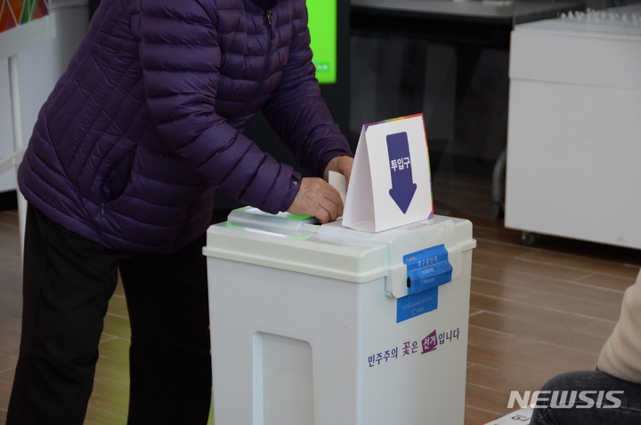 [청주=뉴시스] 조성현 기자 = 3회 전국동시조합장선거가 열린 8일 오전 충북 청주시 서원구 성화동 농협 충북본부에 마련된 투표소에서 유권자들이 투표하고 있다. 2023.0.3.08. jsh0128@newsis.com 