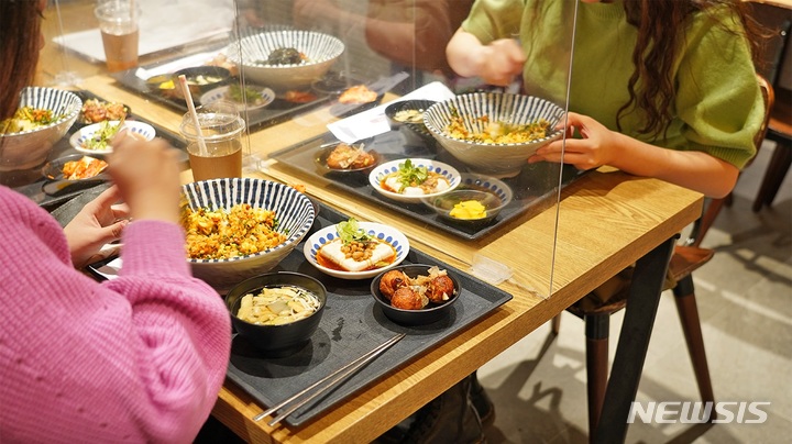 [서울=뉴시스]지난해 경기도 안양에 위치한 A업체에서 삼성웰스토리가 셀럽테이블 행사를 진행한 모습. 고객들이 정호영 셰프가 만든 나고야식 마제 비빔밥을 즐기는 모습.(사진=삼성웰스토리 제공)