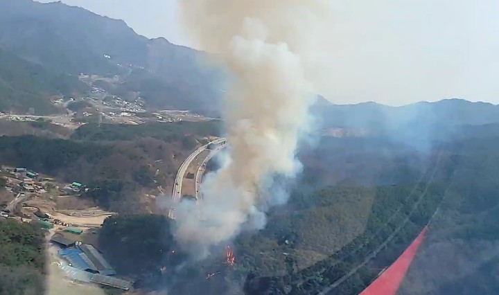 [대구=뉴시스] 8일 오전 10시44분께 대구시 동구 백안동 산 98 일원에서 산불이 발생했다. (사진=산림청 제공) 2023.03.08. photo@newsis.com *재판매 및 DB 금지