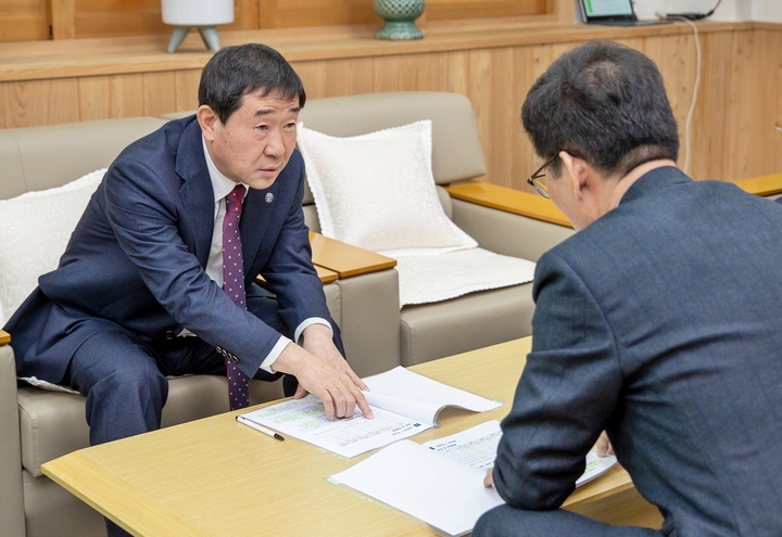 [증평=뉴시스] 강신욱 기자 = 8일 충북도교육청을 방문한 이재영(왼쪽) 증평군수가 윤건영 충북교육감에게 송산지구 초등학교 신설과 증평교육지원청 설립 등 지역 교육 현안사업을 설명하고 있다. (사진=증평군 제공) 2023.03.08. photo@newsis.com *재판매 및 DB 금지