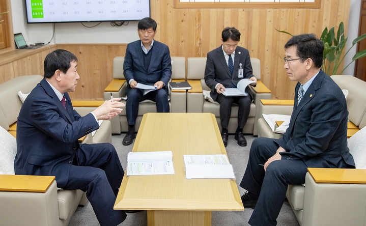 [증평=뉴시스] 강신욱 기자 = 8일 충북도교육청을 방문한 이재영(왼쪽) 증평군수가 윤건영 충북교육감에게 송산지구 초등학교 신설과 증평교육지원청 설립 등 지역 교육 현안사업에 지원을 요청하고 있다. (사진=증평군 제공) 2023.03.08. photo@newsis.com *재판매 및 DB 금지