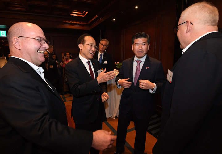 [서울=뉴시스] 추경호 경제부총리 겸 기획재정부 장관이 8일 주한미국상공회의소(AMCHAM, 암참)가 주최한 주한미국기업 대표단 간담회에 참석해 기업 관계자들과 대화하고 있다. (사진 = 기획재정부 제공) 2023.03.08. *재판매 및 DB 금지