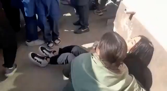 이란에서 지난해 11월부터 시작된 여학교를 겨냥한 독가스 공격이 최근 전국으로 확산돼 충격과 분노를 불러일으키고 있는 가운데 관련영상이 소셜 미디어에 잇따라 공개됐다. 출처: 트위터 @AlinejadMasih *재판매 및 DB 금지