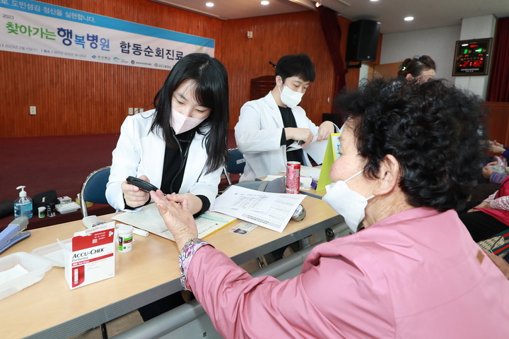 '찾아가는 행복병원'이 운영된 예천군 유천면 복지회관에서 주민들이 진료를 받고 있다. (사진=예천군 제공) *재판매 및 DB 금지