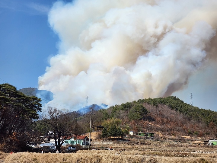 [합천=뉴시스]김기진=8일 오후 1시 59분께 경남 합천군 용주면 월평리 야산에서 산불이 발생했다. 2022.03.08.(사진=합천군 제공) photo@newsis.com *재판매 및 DB 금지