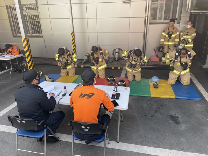 [광주=뉴시스] 이영주 기자 = 광주 동부소방서 오는 9일까지 소방대원들의 현장대응 역량 강화를 위해 소방전술훈련 평가를 실시한다고 8일 밝혔다. (사진 = 광주 동부소방서 제공) 2023.03.08. photo@newsis.com *재판매 및 DB 금지