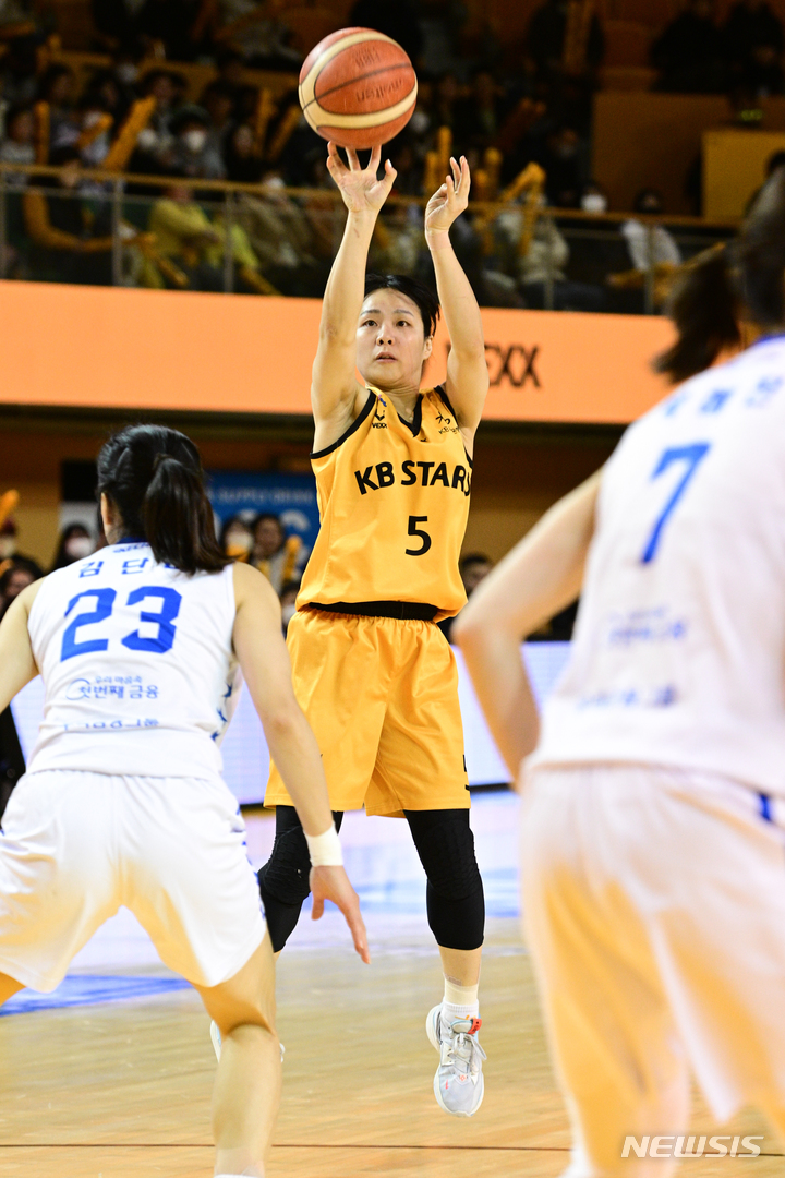 [서울=뉴시스]여자프로농구 청주 KB국민은행 심성영 (사진 = WKBL 제공)