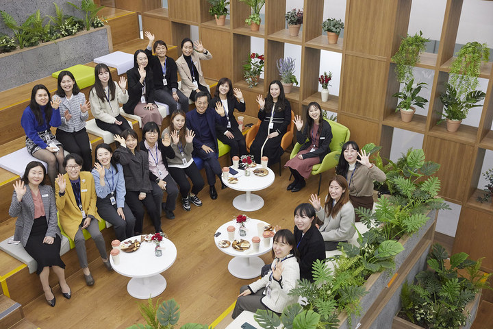 8일 오후 경기도청내 3층 녹색블록쉼터에서 3.8 세계여성의 날을 맞아 김동연 경기도지사와 경기도청 여성공직자들과 함께 차담회가 열렸다. (사진=경기도 제공) *재판매 및 DB 금지