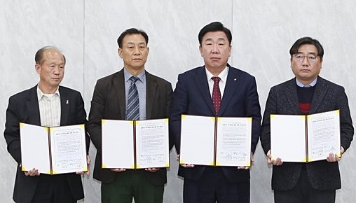 왼쪽부터 류근필 충북청주수퍼마켓협동조합 이사장, 이용운 청주시전통시장연합회장, 이범석 청주시장, 허영재 (사)한국체인스토어협회 부회장이 8일 청주시청 임시청사 직지실에서 대형마트 의무휴업일 평일 전환 추진 협약을 맺고 있다.(청주시 제공).2023.3.8.photo@newsis.com *재판매 및 DB 금지