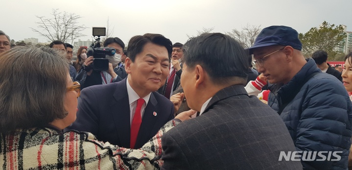 [고양=뉴시스] 한은진기자=안철수 국민의힘 의원은 8일 열린 국민의힘 전당대회에서 당대표 후보 2위를 기록했다. 안 의원은 이날 김기현 신임 당대표의 연설을 듣지 않고 자리를 떴다.  