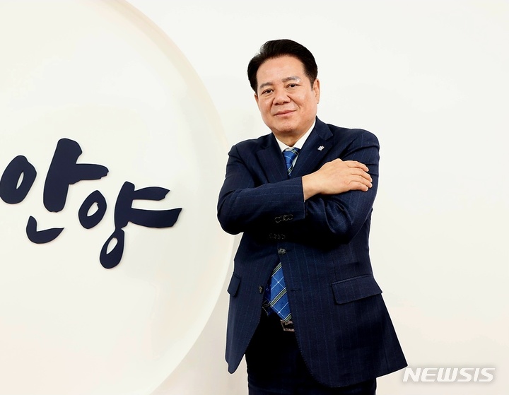 '세계여성의 날'을 맞아 '공정을 포용하라 캠페인'에 참여한 최대호 안양시장.