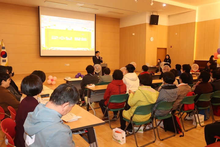 [고성(경남)=뉴시스] 신정철 기자= 경남 고성군은 8일, 고성군청소년센터“온”에서 신입생 12명이 참석한 가운데 초등학력 인정 성인 문해 교육 입학식을 열었다.(사진=고성군 제공).2023.03.08. photo@newsis.com *재판매 및 DB 금지