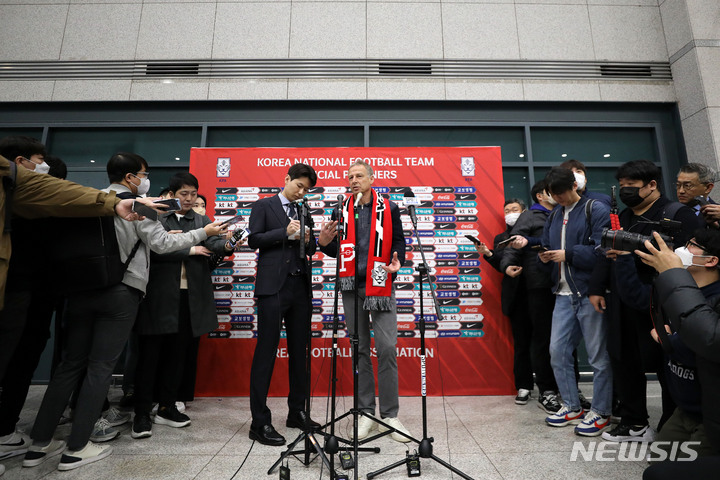 [인천공항=뉴시스] 백동현 기자 = 위르겐 클린스만 대한민국 축구대표팀 신임 감독이 8일 오전 인천국제공항 제1여객터미널을 통해 입국, 약식 기자회견을 하고 있다. 2023.03.08. livertrent@newsis.com