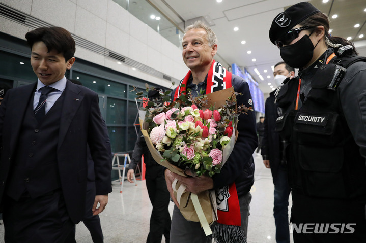 [인천공항=뉴시스] 백동현 기자 = 위르겐 클린스만 대한민국 축구대표팀 신임 감독이 8일 오전 인천국제공항 제1여객터미널을 통해 입국하고 있다. 2023.03.08. livertrent@newsis.com