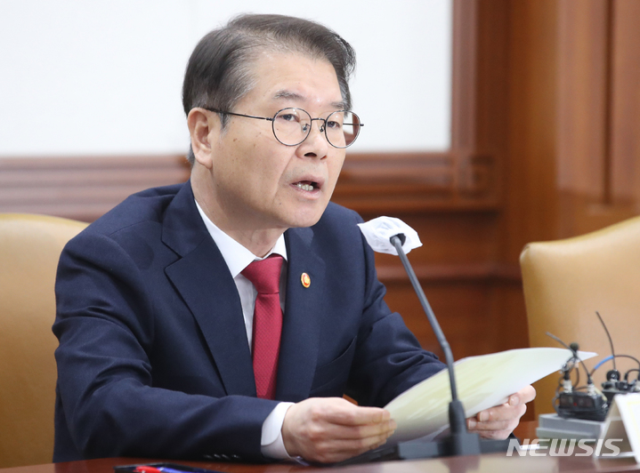 [서울=뉴시스] 김명원 기자 = 이정식 고용노동부 장관이 지난 8일 오전 서울 종로구 정부서울청사에서 열린 비상경제장관회의에 참석해 발언하고 있다. 2023.03.08. kmx1105@newsis.com