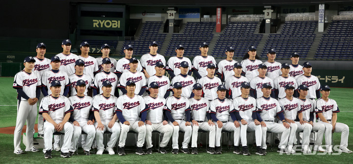 [도쿄=뉴시스] 김선웅 기자 = WBC 야구대표팀 이강철 감독과 선수들이 8일 일본 도쿄돔에서 공식 훈련을 앞두고 단체사진을 촬영하고 있다. 대표팀은 오는 9일 낮 12시(현지시간)에 호주와의 첫 경기를 치른다. 2023.03.08. mangusta@newsis.com