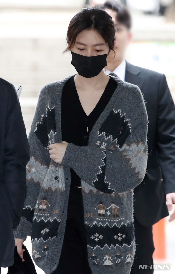 [서울=뉴시스] 김진아 기자 = 만취 상태로 음주운전을 하다가 사고를 낸 혐의로 재판에 넘겨진 배우 김새론이 8일 오전 서울 서초구 서울중앙지법에서 도로교통법 위반(음주운전) 등 혐의로 1차 공판을 받기 위해 출석하고 있다. 2023.03.08. bluesoda@newsis.com