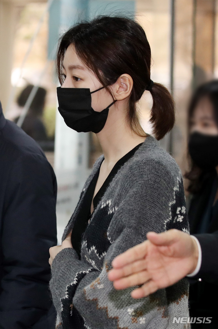 [서울=뉴시스] 김진아 기자 = 만취 상태로 음주운전을 하다가 사고를 낸 혐의로 재판에 넘겨진 배우 김새론이 8일 오전 서울 서초구 서울중앙지법에서 도로교통법 위반(음주운전) 등 혐의로 1차 공판을 받기 위해 출석하고 있다. 2023.03.08. bluesoda@newsis.com