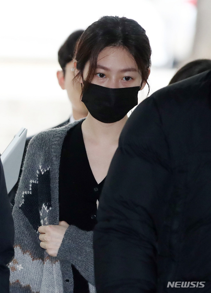 [서울=뉴시스] 김진아 기자 = 만취 상태로 음주운전을 하다가 사고를 낸 혐의로 재판에 넘겨진 배우 김새론이 8일 오전 서울 서초구 서울중앙지법에서 도로교통법 위반(음주운전) 등 혐의로 1차 공판을 받기 위해 출석하고 있다. 2023.03.08. bluesoda@newsis.com