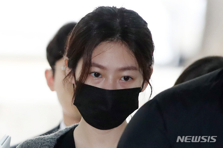 [서울=뉴시스] 김진아 기자 = 만취 상태로 음주운전을 하다가 사고를 낸 혐의로 재판에 넘겨진 배우 김새론이 8일 오전 서울 서초구 서울중앙지법에서 도로교통법 위반(음주운전) 등 혐의로 1차 공판을 받기 위해 출석하고 있다. 2023.03.08. bluesoda@newsis.com