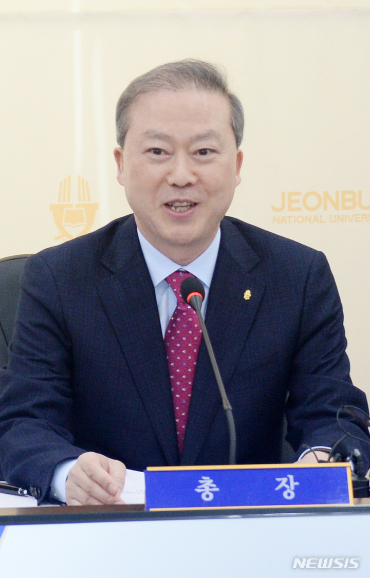 [전주=뉴시스] 김얼 기자 = 양오봉 전북대학교 총장이 8일 전북 전주시 전북대학교 본관에서 취임 기자간담회를 열고 질의에 답변하고 있다. 2023.03.08. pmkeul@nwsis.com