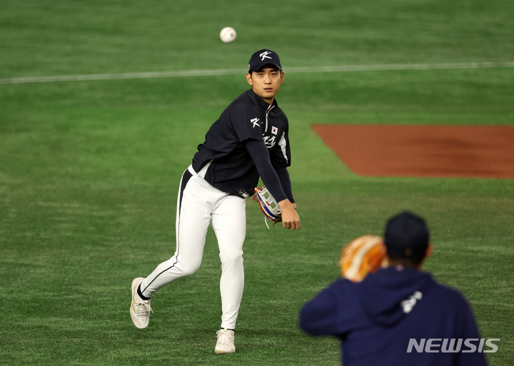 [도쿄=뉴시스] 김선웅 기자 = WBC 대한민국 야구대표팀 이정후가 8일 일본 도쿄돔에서 훈련을 하고 있다. 2023.03.08. mangusta@newsis.com