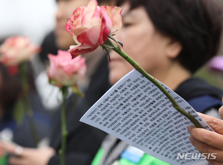 [서울=뉴시스] 조수정 기자 = 공공운수노조 전국교육공무직본부 대표자들이 3·8 세계 여성의 날인 지난 8일 서울 종로구 서울시교육청 앞에서 파업 선포 및 교육청 규탄 기자회견을 하고 있다. 이들은 학교급식노동자, 학교청소노동자, 돌봄 영역의 노동자 등이 다수를 차지하는 유·초·중·고등학교 등 교육기관 근무 비정규직 노동자 조합이다. 2023.03.22. chocrystal@newsis.com