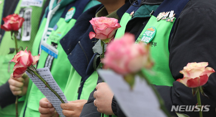 [서울=뉴시스] 조수정 기자 = 공공운수노조 전국교육공무직본부 대표자들이 3·8 세계 여성의 날인 8일 서울 종로구 서울시교육청 앞에서 파업 선포 및 교육청 규탄 기자회견을 하고 있다. 이들은 학교급식노동자, 학교청소노동자, 돌봄 영역의 노동자 등이 다수를 차지하는 유·초·중·고등학교 등 교육기관 근무 비정규직 노동자 조합이다. 노조는 전체 교육공무직 노동자 중 여성노동자의 비중이 95.8%에(2022년기준) 달하는데 일부 직종의 성별 편중 현상에 대한 노조의 문제제기에 교육청이 "방학 중 임금이 없는 저임금 직종이라 가장 역할을 수행해야 하는 남성들이 지원하지 않는다"는 답변을 내놓았다며 "낙후된 성인지 감수성으로 사회적 성별 임금 격차를 촉발한다"고 교육청을 규탄했다. 2023.03.08.chocrystal@newsis.com