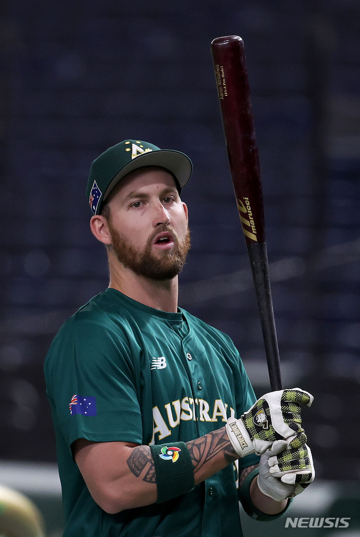 [도쿄=뉴시스] 김선웅 기자 = WBC 호주 야구대표팀 애런 화이트필드가 8일 일본 도쿄돔에서 훈련을 하고 있다. 2023.03.08. mangusta@newsis.com