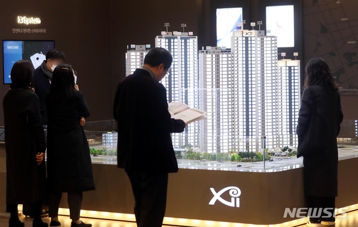 [서울=뉴시스] 조성봉 기자 = 정부의 부동산 규제 완화 후 서울 첫 분양 단지인 영등포구 양평동 '영등포자이 디그니티’ 1순위 청약에 2만명의 청약자가 몰리면서 200대1에 육박하는 평균 경쟁률을 기록했다. 8일 오후 서울 양평동 영등포 자이 디그니티 모델하우스를 찾은 방문객들이 모형 주택을 살펴보고 있다. 2023.03.08. suncho21@newsis.com