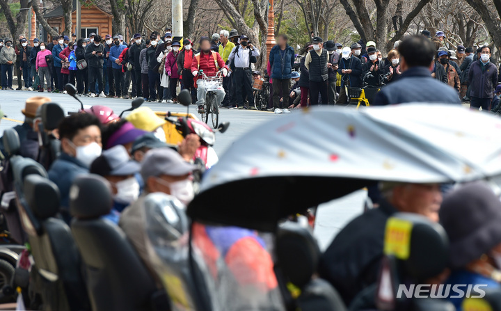 [대구=뉴시스] 이무열 기자 = 코로나19 이후 3년간 중단됐던 대한적십자사 대구지사 이동 무료 급식이 재개된 8일 오전 대구 달서구 두류공원에서 어르신들이 점심 배식을 받기 위해 줄을 서고 있다. 2023.03.08. lmy@newsis.com