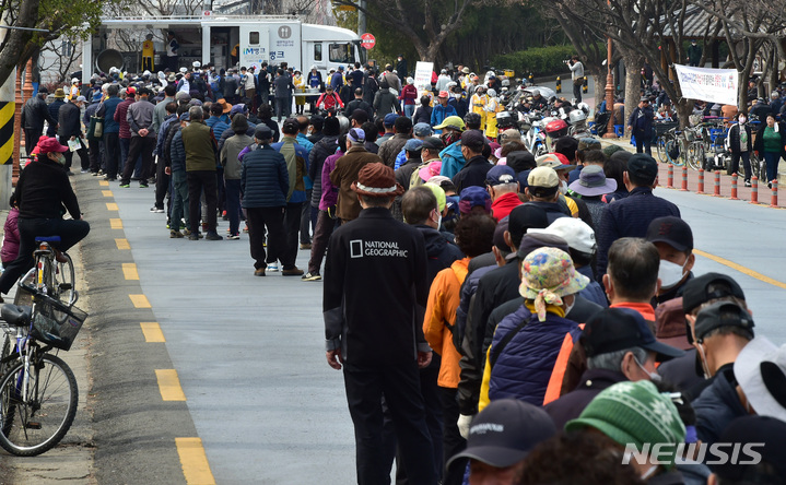 [대구=뉴시스] 이무열 기자 = 코로나19 이후 3년간 중단됐던 대한적십자사 대구지사 이동 무료 급식이 재개된 8일 오전 대구 달서구 두류공원에서 어르신들이 점심 배식을 받기 위해 줄을 서고 있다. 2023.03.08. lmy@newsis.com