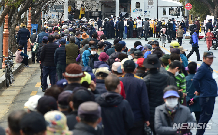 [대구=뉴시스] 이무열 기자 = 코로나19 이후 3년간 중단됐던 대한적십자사 대구지사 이동 무료 급식이 재개된 8일 오전 대구 달서구 두류공원에서 어르신들이 점심 배식을 받기 위해 줄을 서고 있다. 2023.03.08. lmy@newsis.com